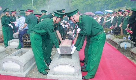 An táng 15 hài cốt liệt sĩ hy sinh tại nước bạn Lào- Ảnh 1. An táng hài cốt liệt sĩ tại Nghĩa trang liệt sĩ quốc tế Đồng Tâm ngày 16-5 - Ảnh: CTV