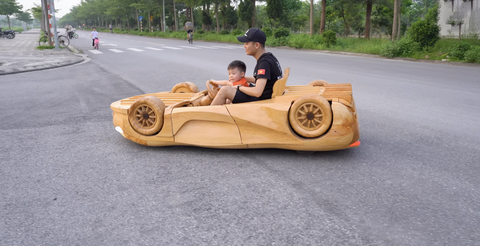 Ông bố Bắc Ninh chế tạo siêu xe gỗ như McLaren 720S lộn ngược- Ảnh 1. Thời gian gần đây, thay vì bám sát những chiếc xe truyền thống, anh Trương Văn Đạo cùng các cộng sự liên tục cho ra những chiếc xe gỗ với phong cách độc lạ.