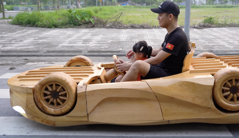 Ông bố Bắc Ninh chế tạo siêu xe gỗ như McLaren 720S lộn ngược- Ảnh 14. Song do gầm khá thấp (để ẩn bánh xe thực càng nhiều càng tốt), xe khó có thể leo lên vỉa hè hay di chuyển qua những địa hình gồ ghề.