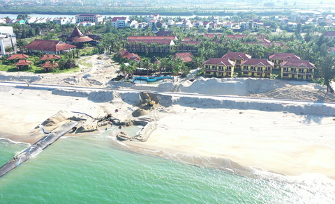 Quảng Nam bất ngờ bị đòi khoản nợ hơn 500.000 USD- Ảnh 1. Dự án kè biển chống biến đổi khí hậu ở Hội An - Ảnh: B.D.