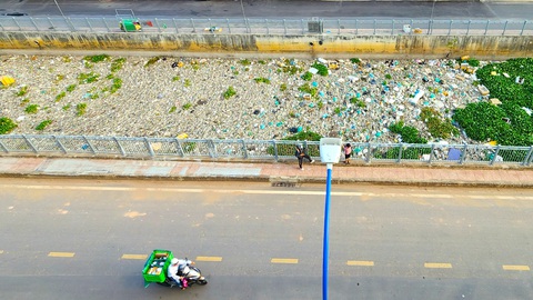 Kênh Nước Đen ngập ngụa rác đã được dọn sạch- Ảnh 3. Kênh Nước Đen ngập ngụa rác đã được dọn sạch- Ảnh 3.