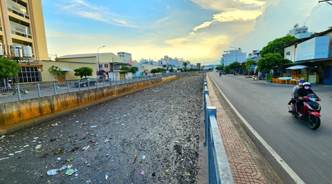 Kênh Nước Đen ngập ngụa rác đã được dọn sạch- Ảnh 9. Kênh Nước Đen ngập ngụa rác đã được dọn sạch- Ảnh 9.
