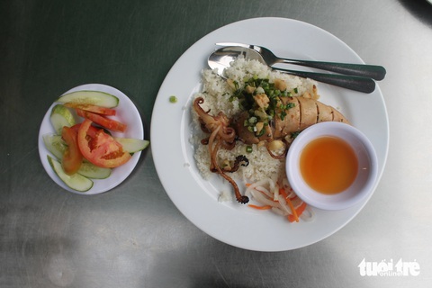 Kỳ lạ quán cơm tấm bãi rác của bà Bảy 'lưỡi lam'- Ảnh 5. Dĩa cơm mực nhồi thịt của tiệm, có giá 110.000 đồng - Ảnh: TÔ CƯỜNG
