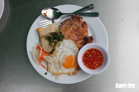 Kỳ lạ quán cơm tấm bãi rác của bà Bảy 'lưỡi lam'- Ảnh 4. Miếng sườn và nước mắm chính là con
