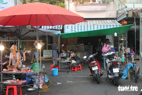 Kỳ lạ quán cơm tấm bãi rác của bà Bảy 'lưỡi lam'- Ảnh 2. Nhìn