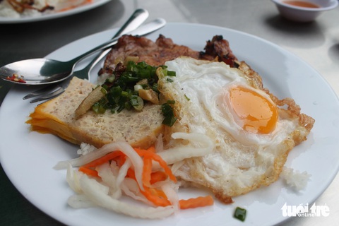 Kỳ lạ quán cơm tấm bãi rác của bà Bảy 'lưỡi lam'- Ảnh 1. Cận cảnh một dĩa cơm sườn, chả, trứng ốp la của quán cơm tấm bãi rác có giá 85.000 đồng - Ảnh: TÔ CƯỜNG