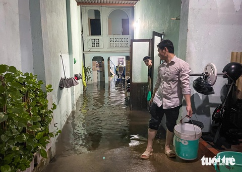 Cống bung, đường vỡ sau mưa lớn, điều gì xảy ra với dự án Võ Văn Ngân mới 20 ngày khánh thành?- Ảnh 2. Nước mưa gây ngập nhà dân khu vực chợ Thủ Đức - Ảnh: LÊ PHAN