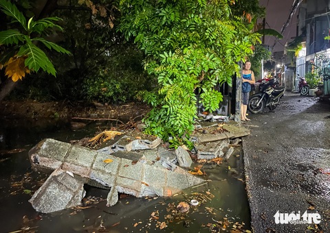 Cống bung, đường vỡ sau mưa lớn, điều gì xảy ra với dự án Võ Văn Ngân mới 20 ngày khánh thành?- Ảnh 3. Tại hẻm 15 Đặng Thị Rành, một bức tường dài khoảng 10m, rộng 1,5m bị nước mưa xô sập - Ảnh: CHÂU TUẤN