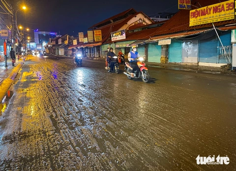 Cống bung, đường vỡ sau mưa lớn, điều gì xảy ra với dự án Võ Văn Ngân mới 20 ngày khánh thành?- Ảnh 4. Khoảng 21h, sau khi nước rút, mặt đường khu vực chợ Thủ Đức còn lại toàn bùn - Ảnh: CHÂU TUẤN
