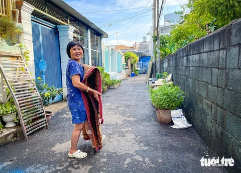 Cống bung, đường vỡ sau mưa lớn, điều gì xảy ra với dự án Võ Văn Ngân mới 20 ngày khánh thành?- Ảnh 6. Sáng 16-5, người dân phơi đồ đạc do bị nước mưa