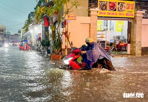 Cống bung, đường vỡ sau mưa lớn, điều gì xảy ra với dự án Võ Văn Ngân mới 20 ngày khánh thành?- Ảnh 8. Chiều 15-5, mưa gây ngập diện rộng trên đường Đặng Thị Rành, có đoạn ngập lút bánh, tới yên xe máy - Ảnh: CHÂU TUẤN