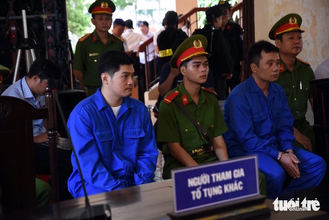 Xét xử phó giám đốc nhà xe Thành Bưởi và tài xế vụ tai nạn làm chết 5 người- Ảnh 1. Hai bị cáo Lê Dương (phó giám đốc nhà xe Thành Bưởi, bên trái) và tài xế Hoàng Văn Tính tại phiên tòa - Ảnh: A LỘC