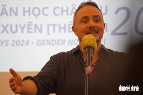 Nhà văn Jayrôme C. Robinet trình diễn bài thơ mang tinh thần phản kháng của cộng đồng LGBT tối 15-5 tại Hà Nội - Ảnh: T.ĐIỂU Nhà văn Jayrôme C. Robinet trình diễn bài thơ mang tinh thần phản kháng của cộng đồng LGBT tối 15-5 tại Hà Nội - Ảnh: T.ĐIỂU