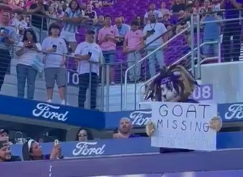Messi chấn thương, Inter Miami đá 'vô hồn' trước Orlando City- Ảnh 2. Cổ động viên với tấm bảng bày tỏ sự tiếc nuối khi Messi vắng mặt - Ảnh: AP