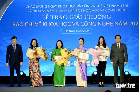 23 tác phẩm đoạt giải thưởng báo chí về khoa học và công nghệ năm 2023- Ảnh 1. Thứ trưởng Bộ Khoa học và Công nghệ Nguyễn Hoàng Giang (bìa phải) và Thứ trưởng Bộ Thông tin và Truyền thông Nguyễn Thanh Lâm (bìa trái) trao bốn giải nhất thể loại báo in, báo điện tử, truyền hình, phát thanh cho các tác giải đoạt giải - Ảnh: NGUYÊN BẢO