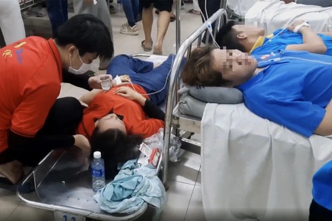 Vụ gần 100 công nhân nhập viện sau bữa tối: Kịp thời ngăn hơn 700 người dùng suất ăn- Ảnh 1. Gần 100 công nhân đau bụng, nôn ói được đưa vào Trung tâm Y tế huyện Trảng Bom theo dõi, điều trị sau khi ăn bữa tối tại công ty - Ảnh: NGUYÊN HƯNG