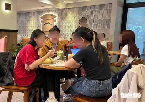 Khách ăn cơm tấm ở quán cà phê, chủ khó xử, xung quanh khó chịu- Ảnh 1. Nhiều khách hàng vô tư mang cơm tấm, thức ăn nặng mùi từ bên ngoài vào quán cà phê máy lạnh, dù quán đã dán thông báo cấm - Ảnh minh họa: TRIỆU VÂN