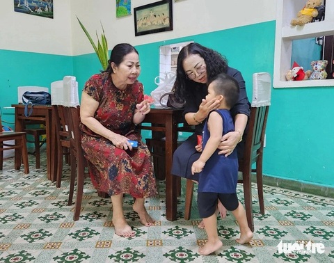 Xử kín vụ nghi ép cháu bé 3 tuổi hít ma túy ở Hóc Môn- Ảnh 2. Các luật sư của Hội Bảo vệ trẻ em TP.HCM đến thăm cháu A.T. tại Làng trẻ em S.O.S - Ảnh: ĐAN THUẦN