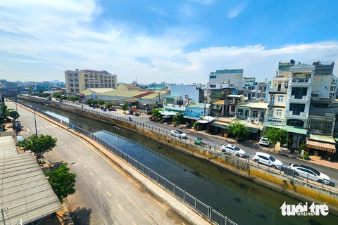 Kênh Nước Đen ngập ngụa rác đã được dọn sạch- Ảnh 7. Diện mạo đoạn kênh Nước Đen sau khi được dọn sạch - Ảnh: NGỌC KHẢI