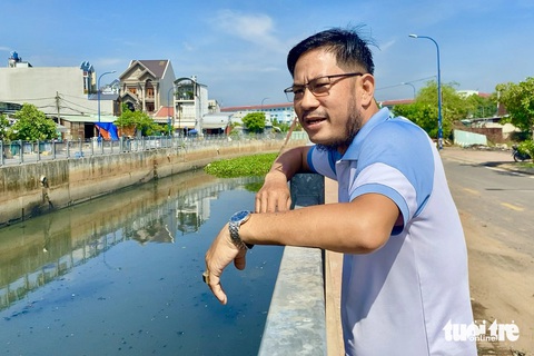 Kênh Nước Đen ngập ngụa rác đã được dọn sạch- Ảnh 10. Người dân sống cạnh kênh Nước Đen phấn khởi khi dòng kênh cạnh nhà được dọn dẹp, giảm mùi hôi thối - Ảnh: TIẾN QUỐC