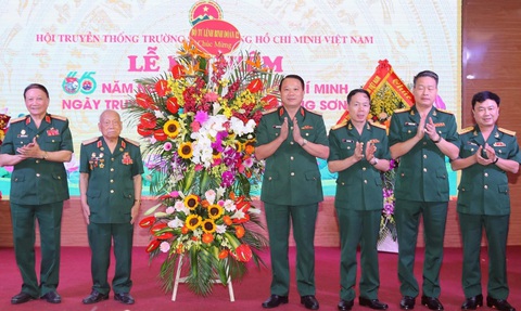 Lãnh đạo Binh đoàn 12 (Bộ Quốc phòng) chúc mừng Hội truyền thống Trường Sơn - Đường Hồ Chí Minh Việt Nam - Ảnh: TTXVN Lãnh đạo Binh đoàn 12 (Bộ Quốc phòng) chúc mừng Hội Truyền thống Trường Sơn - đường Hồ Chí Minh Việt Nam - Ảnh: TTXVN