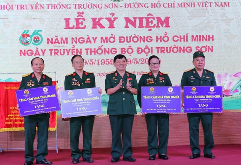 Lãnh đạo Hội truyền thống Trường Sơn - Đường Hồ Chí Minh Việt Nam trao quỹ xây nhà tình nghĩa cho các cựu binh có hoàn cảnh khó khăn - Ảnh: TTXVN Lãnh đạo Hội Truyền thống Trường Sơn - đường Hồ Chí Minh Việt Nam trao quỹ xây nhà tình nghĩa cho các cựu binh có hoàn cảnh khó khăn - Ảnh: TTXVN