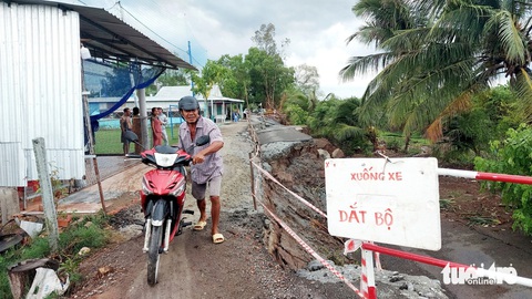 Mưa làm giảm độ mặn nhưng gây sạt lở vùng đệm U Minh Thượng- Ảnh 1. Sạt lở một đoạn đường giao thông ở xã An Minh Bắc (huyện U Minh Thượng) khiến người dân đi lại khó khăn - Ảnh: CHÍ CÔNG