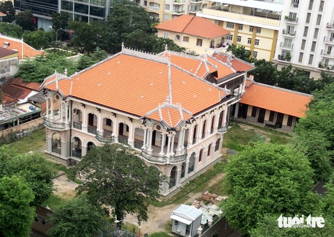 Hình ảnh loạt bất động sản ngàn tỉ bị kê biên trong đại án Vạn Thịnh Phát- Ảnh 1. Hội đồng xét xử tiếp tục kê biên nhà, đất và tài sản gắn liền với đất là biệt thự cổ tại địa chỉ 110-112 Võ Văn Tần (quận 3, TP.HCM) để đảm bảo nghĩa vụ bồi hoàn của bị cáo Trương Mỹ Lan trong toàn bộ vụ án. Bà Trương Mỹ Lan đề nghị giải tỏa kê biên căn biệt thự này bởi thuộc sở hữu của Công ty Minerva, nhưng thực ra do mẹ bà mua với giá 700 tỉ đồng. Bà Lan giải thích biệt thự cổ là di tích không thể mua bán, nên đề nghị không kê biên, mà giao lại cho gia đình để bảo tồn. Hội đồng xét xử xác định đây thực chất là tài sản của bà Trương Mỹ Lan, nên cần tiếp tục kê biên để đảm bảo nghĩa vụ bồi hoàn của bà Lan trong toàn bộ vụ án (tài sản này UBND TP.HCM chỉ cho trùng tu, không được thay đổi hiện trạng) - Ảnh: T.T.D.