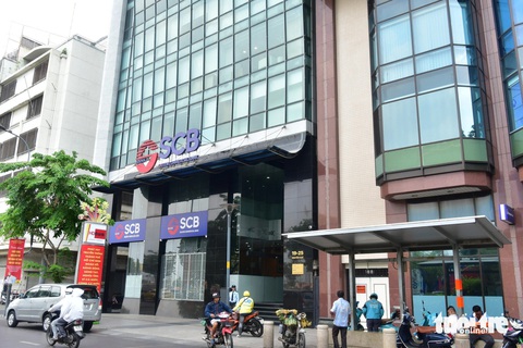 Hình ảnh loạt bất động sản ngàn tỉ bị kê biên trong đại án Vạn Thịnh Phát- Ảnh 2. Hội đồng xét xử tiếp tục kê biên, xử lý đối với tài sản là nhà, đất và tài sản gắn liền với đất tại địa 19-25 Nguyễn Huệ (quận 1), hiện là trụ sở của SCB và giấy chủ quyền đứng tên Công ty CP Tập đoàn Horizon. Theo hội đồng xét xử, quan hệ liên quan đến hợp đồng thuê giữa SCB và Horizon là một quan hệ pháp luật khác, đề nghị SCB và Horizon giải quyết theo quy định. Trong trường hợp sau khi giải quyết xong quan hệ liên quan đến hợp đồng thuê giữa các bên thì phần tiền còn lại liên quan đến đặt cọc (nếu có) sẽ được thu hồi để đảm bảo nghĩa vụ của bị cáo Trương Mỹ Lan - Ảnh: T.T.D.