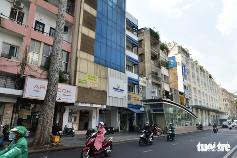 Hình ảnh loạt bất động sản ngàn tỉ bị kê biên trong đại án Vạn Thịnh Phát- Ảnh 3. Tòa nhà tại số 24 Lê Lợi (quận 1) tiếp tục bị kê biên trong đại án Vạn Thịnh Phát. Đây là tòa nhà nằm ngay trục đường trung tâm của TP, giao với phố đi bộ Nguyễn Huệ. Tòa nhà này được các môi giới rao cho thuê hàng trăm triệu đồng mỗi tháng - Ảnh: T.T.D.