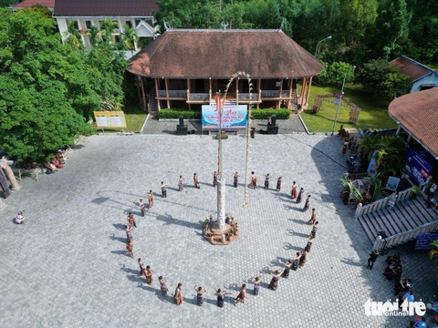 Xem những chàng trai, cô gái Cơ Tu ‘có tâm hồn thánh thiện’ tái hiện lễ tạ thần linh- Ảnh 1. Ngưởi Cơ Tu thực hiện nghi lễ dựng nêu để tạ ơn thần linh - Ảnh: VY THẢO
