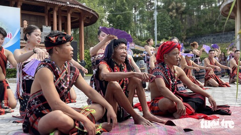 Xem những chàng trai, cô gái Cơ Tu ‘có tâm hồn thánh thiện’ tái hiện lễ tạ thần linh- Ảnh 3. Già Hồ Văn Xáp (giữa) đọc các câu khấn để báo cáo và mời các vị thần linh về thưởng thức các món ăn, lễ vật - Ảnh: BẢO PHÚ