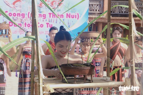 Xem những chàng trai, cô gái Cơ Tu ‘có tâm hồn thánh thiện’ tái hiện lễ tạ thần linh- Ảnh 4. Người dâng mâm cỗ được già làng tuyển chọn từ những cô gái, chàng trai đẹp người, có tâm hồn thánh thiện - Ảnh: BẢO PHÚ