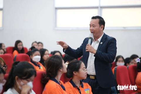 Cơ hội việc làm trong ngành chứng khoán ra sao?- Ảnh 1. Ông Ngô Quốc Khánh - đại diện Ủy ban Chứng khoán Nhà nước - chia sẻ kiến thức, kinh nghiệm khi tham gia thị trường chứng khoán cho sinh viên - Ảnh: NGỌC PHƯỢNG
