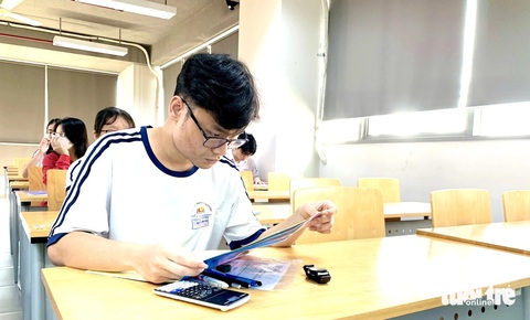 Kéo dài thời gian đăng ký xét tuyển đánh giá năng lực đến ngày 15-6- Ảnh 1. Thí sinh tham dự kỳ thi đánh giá năng lực đợt 1 năm 2024 do Đại học Quốc gia TP.HCM tổ chức - Ảnh: TRẦN HUỲNH