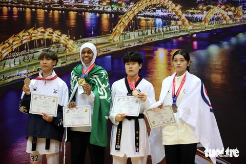 Võ sĩ taekwondo Thái Lan vượt trội Việt Nam ngay tại Đà Nẵng- Ảnh 2. Võ sĩ Jongkolrattanawatt (Thái Lan) trên bục nhận HCB hạng cân 53kg nữ - Ảnh: N.K