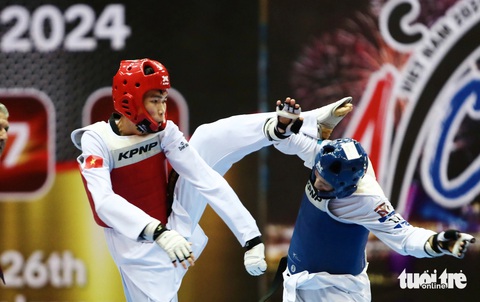 Võ sĩ taekwondo Thái Lan vượt trội Việt Nam ngay tại Đà Nẵng- Ảnh 3. Nguyễn Hồng Trọng (giáp đỏ) trong trận thua ở tứ kết - Ảnh: N.K