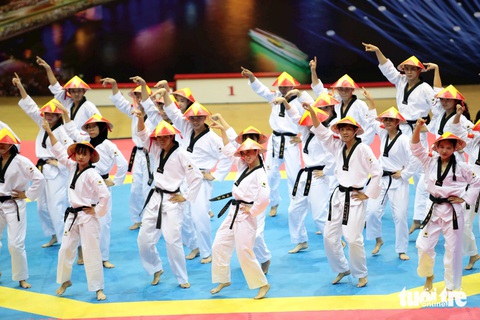 Võ sĩ taekwondo Thái Lan vượt trội Việt Nam ngay tại Đà Nẵng- Ảnh 4. Đội tuyển quyền Việt Nam biểu diễn ở lễ khai mạc Giải taekwondo châu Á 2024 - Ảnh: N.K