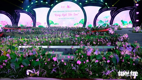 Đông đảo du khách dự khai mạc lễ hội sen dưới mưa- Ảnh 2. Đặc sắc đại cảnh sân khấu đêm khai mạc với hàng ngàn chậu hoa sen đang trổ bông rực rỡ - Ảnh: ĐẶNG TUYẾT