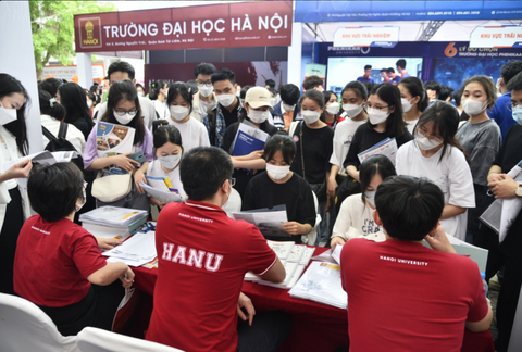 Sinh viên tố Trường đại học Hà Nội thất hứa về học phí, nhà trường nói gì?- Ảnh 2. Trường đại học Hà Nội thực hiện công tác tư vấn tuyển sinh - hướng nghiệp - Ảnh: HANU