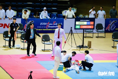 Hy hữu: Võ sĩ taekwondo Hàn Quốc bị xử thua khi đang dẫn 11-1- Ảnh 3. HLV Hàn Quốc phản ứng khi trọng tài cho võ sĩ Saudi Arabia thắng - Ảnh: N.K