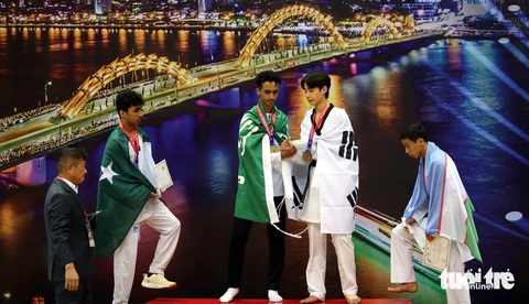 Hy hữu: Võ sĩ taekwondo Hàn Quốc bị xử thua khi đang dẫn 11-1- Ảnh 4. Hamdi Riad chủ động bắt tay Yang Hui Chang khi cùng nhau đứng chụp hình trên bục nhận huy chương - Ảnh: N.K