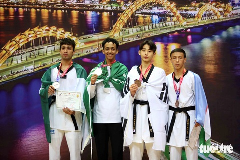 Hy hữu: Võ sĩ taekwondo Hàn Quốc bị xử thua khi đang dẫn 11-1- Ảnh 5. Gương mặt buồn của Yang Hui Chang (thứ 2 từ phải sang) khi nhận HCĐ - Ảnh: N.K