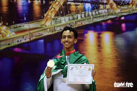 Hy hữu: Võ sĩ taekwondo Hàn Quốc bị xử thua khi đang dẫn 11-1- Ảnh 6. Hamdi Riad trên bục nhận HCV - Ảnh: N.K