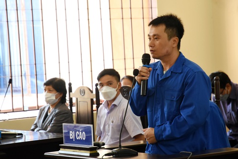 Vụ xe Thành Bưởi tông chết người: Phó giám đốc Thành Bưởi cúi đầu xin lỗi bị hại- Ảnh 2. Bị cáo Hoàng Văn Tính khai chạy rất nhiều chuyến xe sau khi bị tước bằng lái - Ảnh: A LỘC