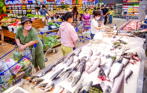 Giá cả hàng hóa thiết yếu tăng cao khiến người tiêu dùng càng thêm tính toán cho từng bữa ăn - Ảnh: QUANG ĐỊNH Giá cả hàng hóa thiết yếu tăng cao khiến người tiêu dùng càng thêm tính toán cho từng bữa ăn - Ảnh: QUANG ĐỊNH