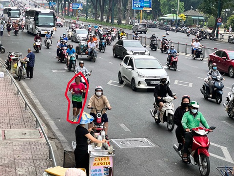 Biết nguy hiểm, sao vẫn chen chân chạy bộ dưới lòng đường?- Ảnh 6. Bất chấp xe cộ đông đúc, có người vẫn chạy bộ dưới lòng đường dù vỉa hè trước công viên Gia Định rộng thoáng - Ảnh: XUÂN ĐOÀN