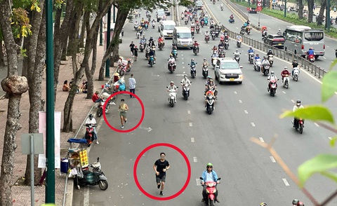 Biết nguy hiểm, sao vẫn chen chân chạy bộ dưới lòng đường?- Ảnh 8. Hàng rong, người chạy bộ tràn xuống lòng đường - Ảnh: XUÂN ĐOÀN