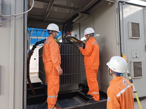 EVNNPC nỗ lực đảm bảo cung cấp điện tháng cao điểm mùa nắng nóng- Ảnh 1. Công nhân Điện lực miền Bắc (EVNNPC) C đo điện trở cách điện MBA của khách hàng.