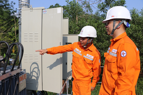 EVNNPC nỗ lực đảm bảo cung cấp điện tháng cao điểm mùa nắng nóng- Ảnh 3. Công nhân Điện lực miền Bắc (EVNNPC) kiểm tra TBA để cung cấp nguồn điện an toàn, ổn định cho khách hàng